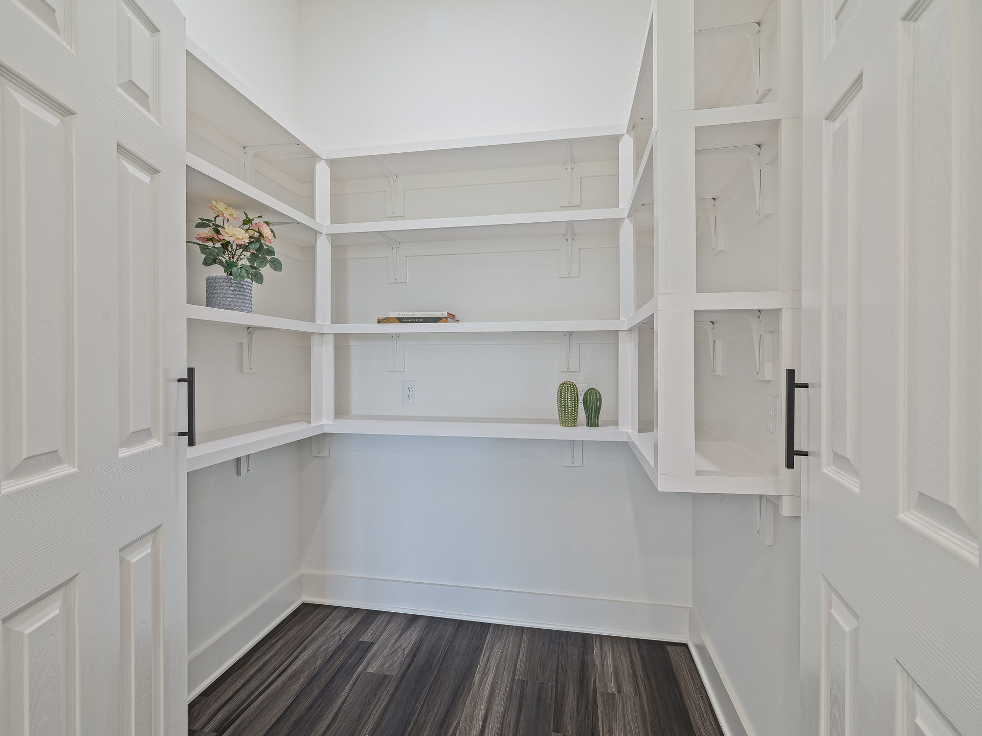 500 Campfire Trail, Angleton, TX 77515 Tons of pantry storage