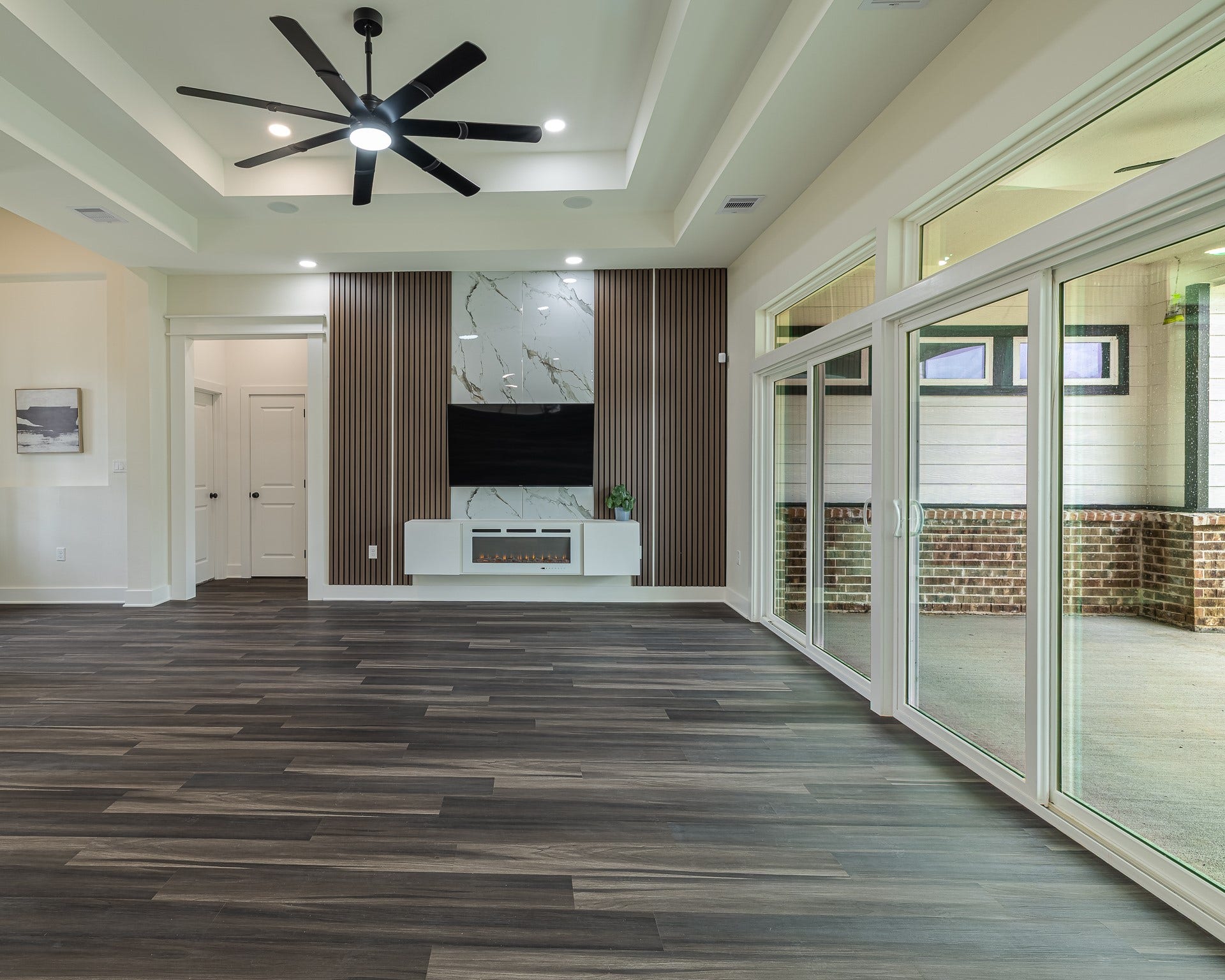 500 Campfire Trail, Angleton, TX 77515 Huge wall of windows letting in plenty of natural light