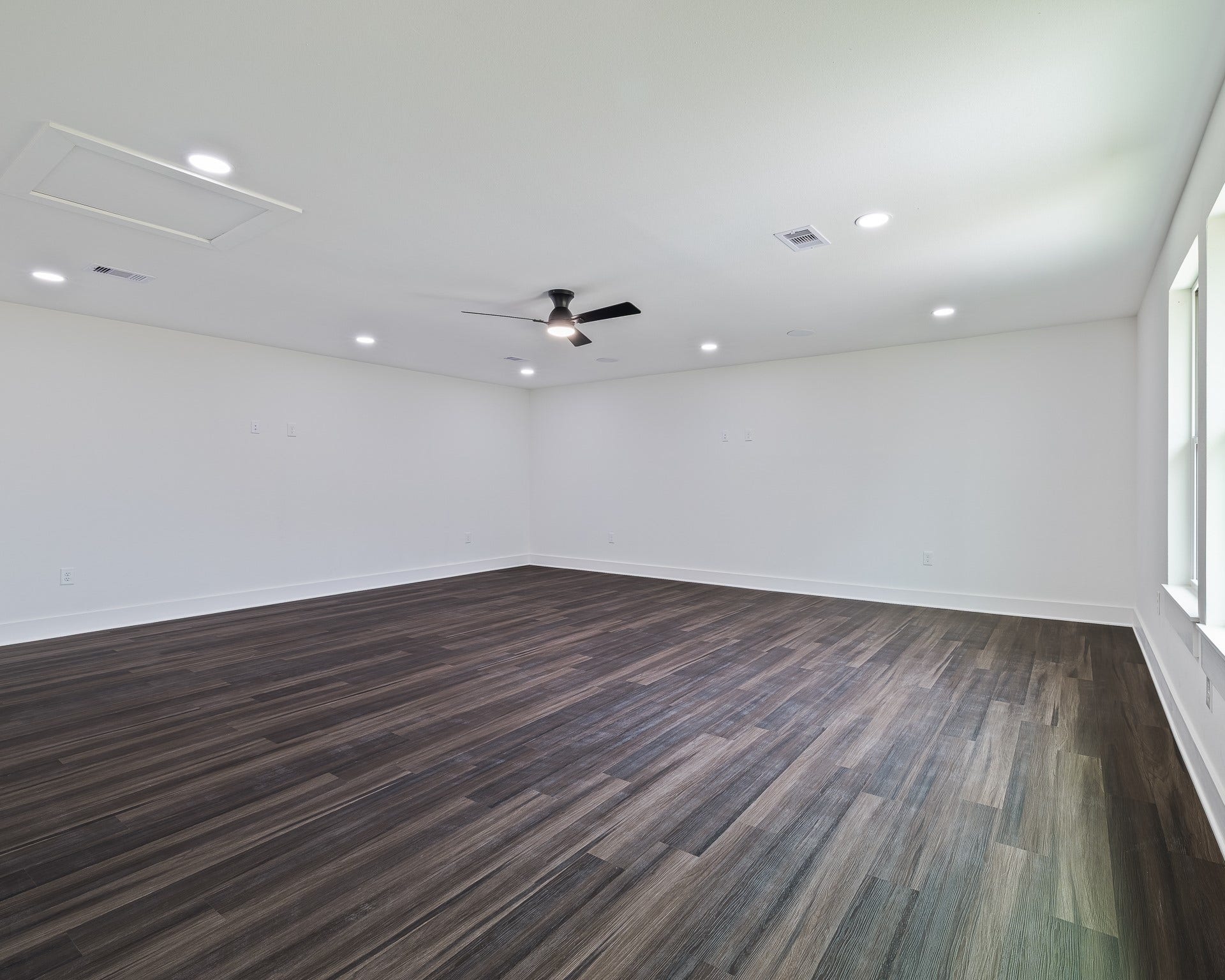 500 Campfire Trail, Angleton, TX 77515 Huge 22'X19' Game room
