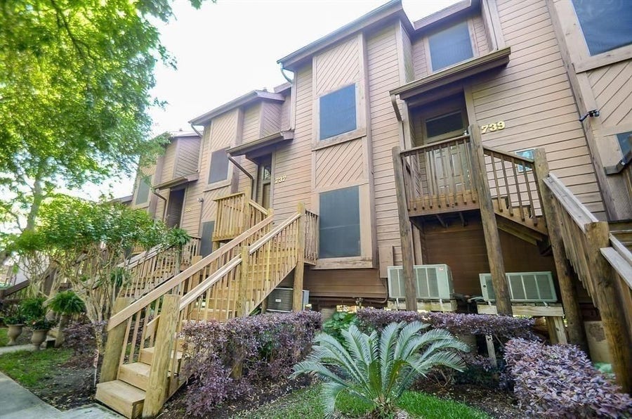 Property photo for 737 Davis Road, League City, TX