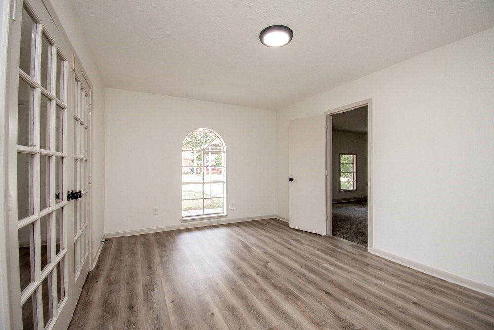 729 Arbor Drive, Deer Park, TX 77536 Versatile office or flex space with natural light