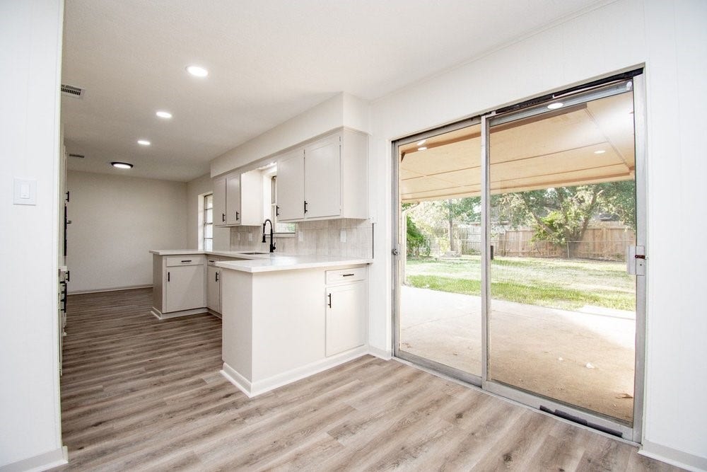 729 Arbor Drive, Deer Park, TX 77536 windows overlooking the backyard