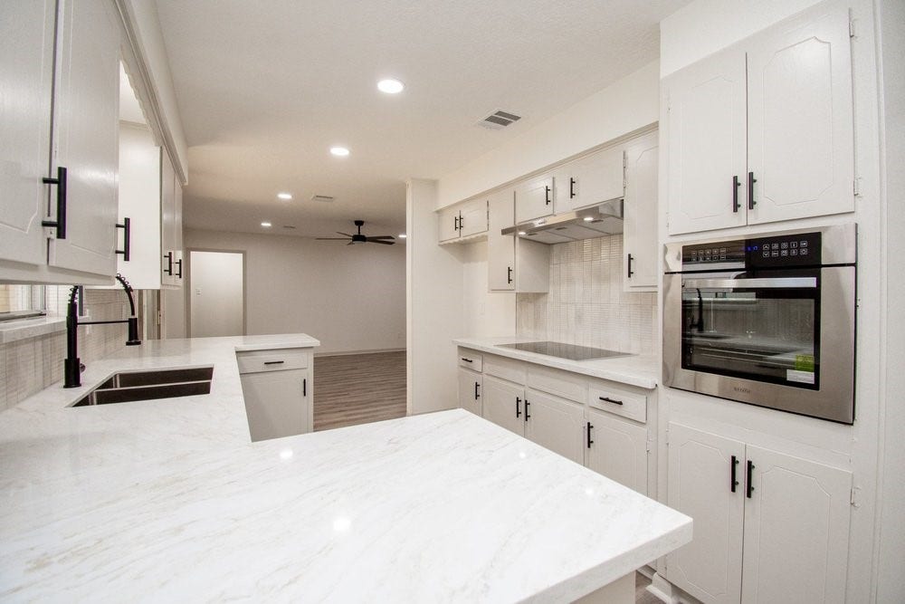 729 Arbor Drive, Deer Park, TX 77536 Bright updated kitchen with modern finishes