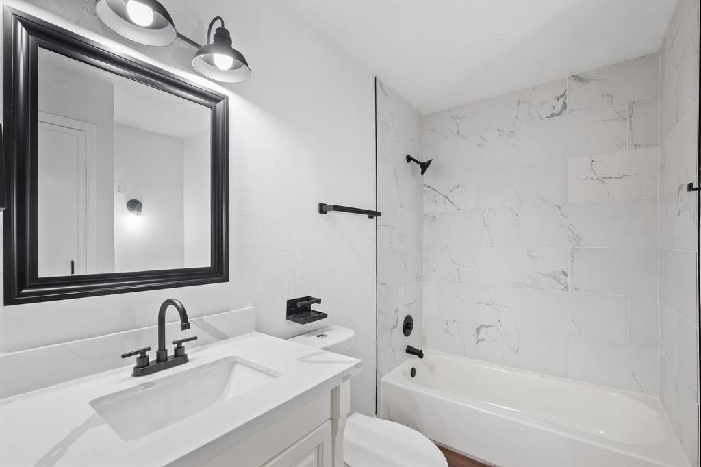 215 Caplin Street, Houston, TX 77022 Upstairs Unit Bathroom.