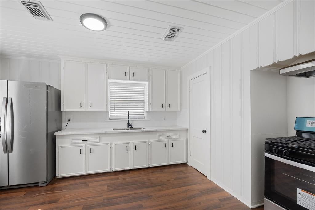 215 Caplin Street, Houston, TX 77022 Upstairs unit Kitchen.