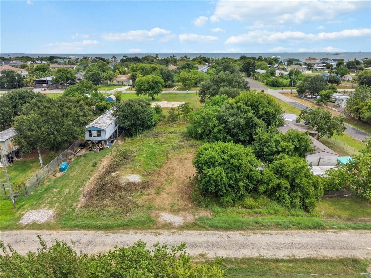 1047 10th Street, Dickinson, TX 77539 Spacious lot with room to bring your vision to life.