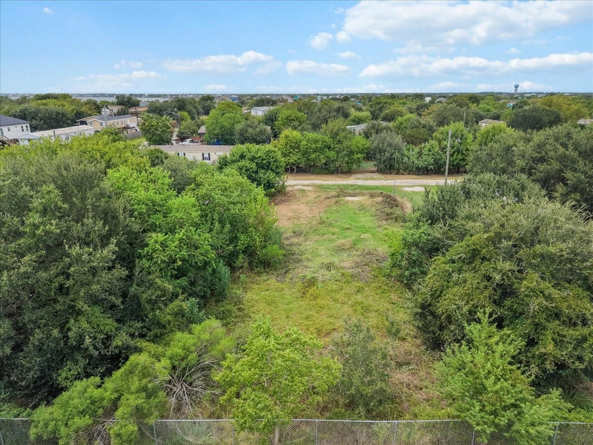 1047 10th Street, Dickinson, TX 77539 Homesite opportunity near Galveston Bay.