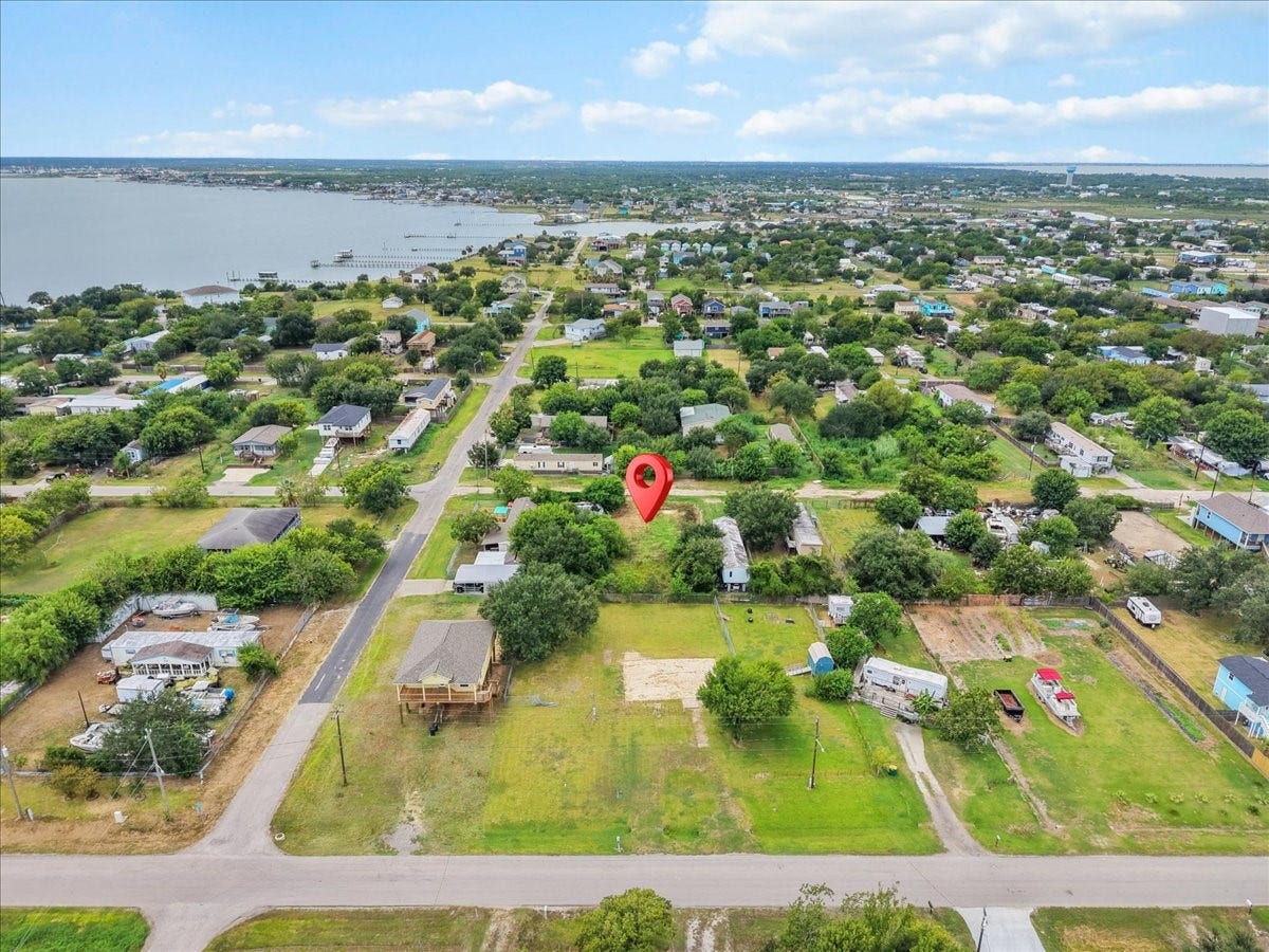1047 10th Street, Dickinson, TX 77539 Conveniently located near the waterfront.