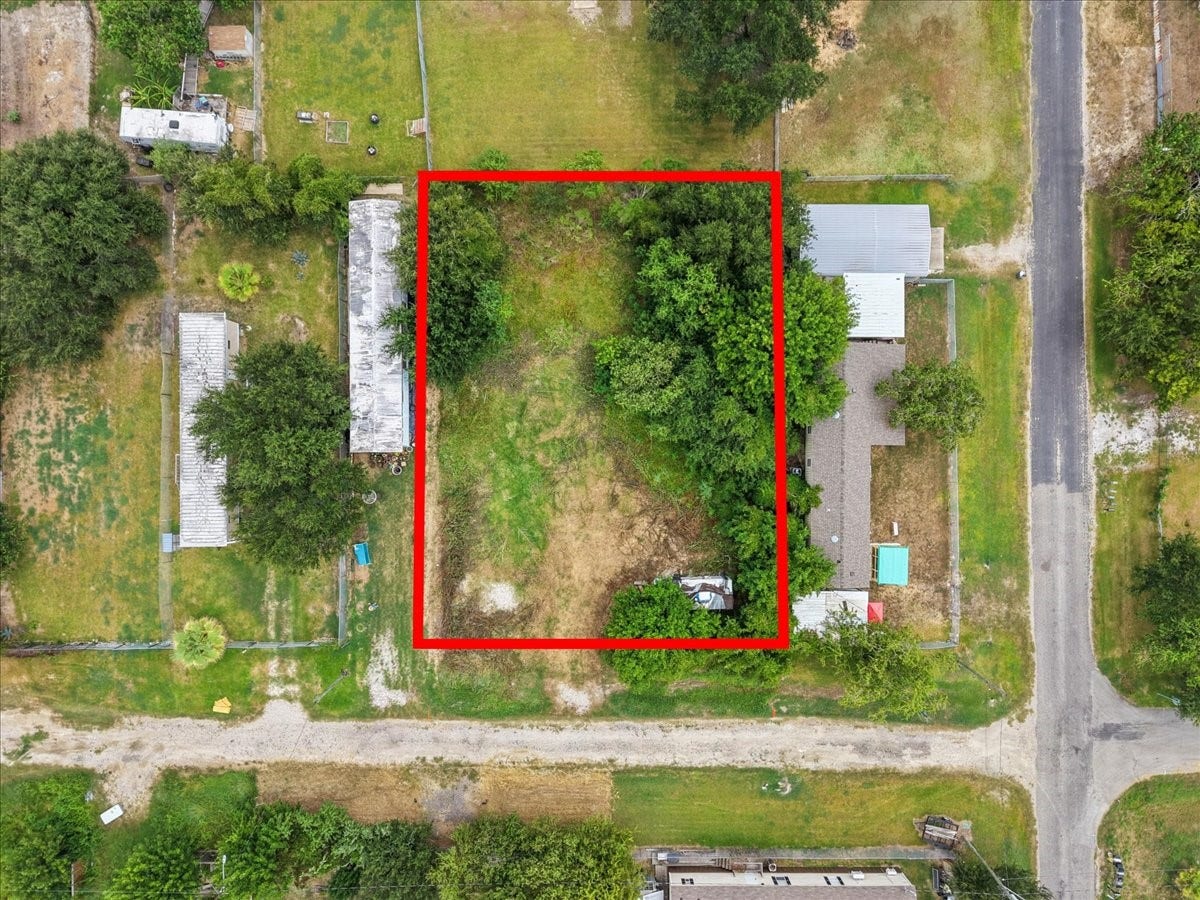 1047 10th Street, Dickinson, TX 77539 Overhead view highlighting the lot layout.