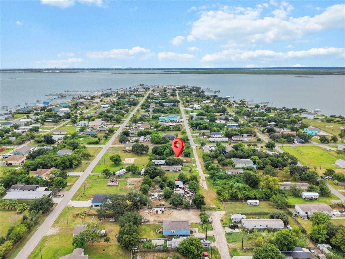1047 10th Street, Dickinson, TX 77539 Enjoy the laid-back San Leon coastal setting.