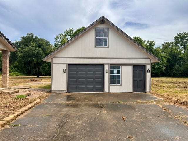 10 Forrest Lane, Angleton, TX 77515 10 Forrest Lane, Angleton, TX 77515