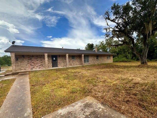 10 Forrest Lane, Angleton, TX 77515 10 Forrest Lane, Angleton, TX 77515