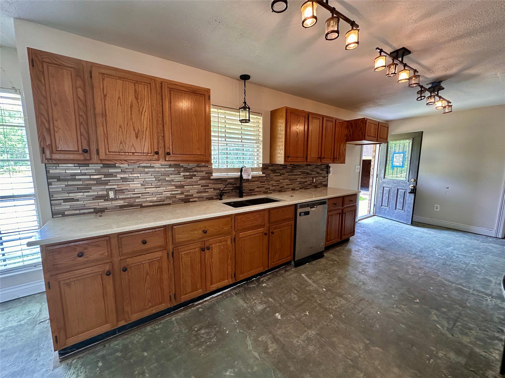 10 Forrest Lane, Angleton, TX 77515 10 Forrest Lane, Angleton, TX 77515