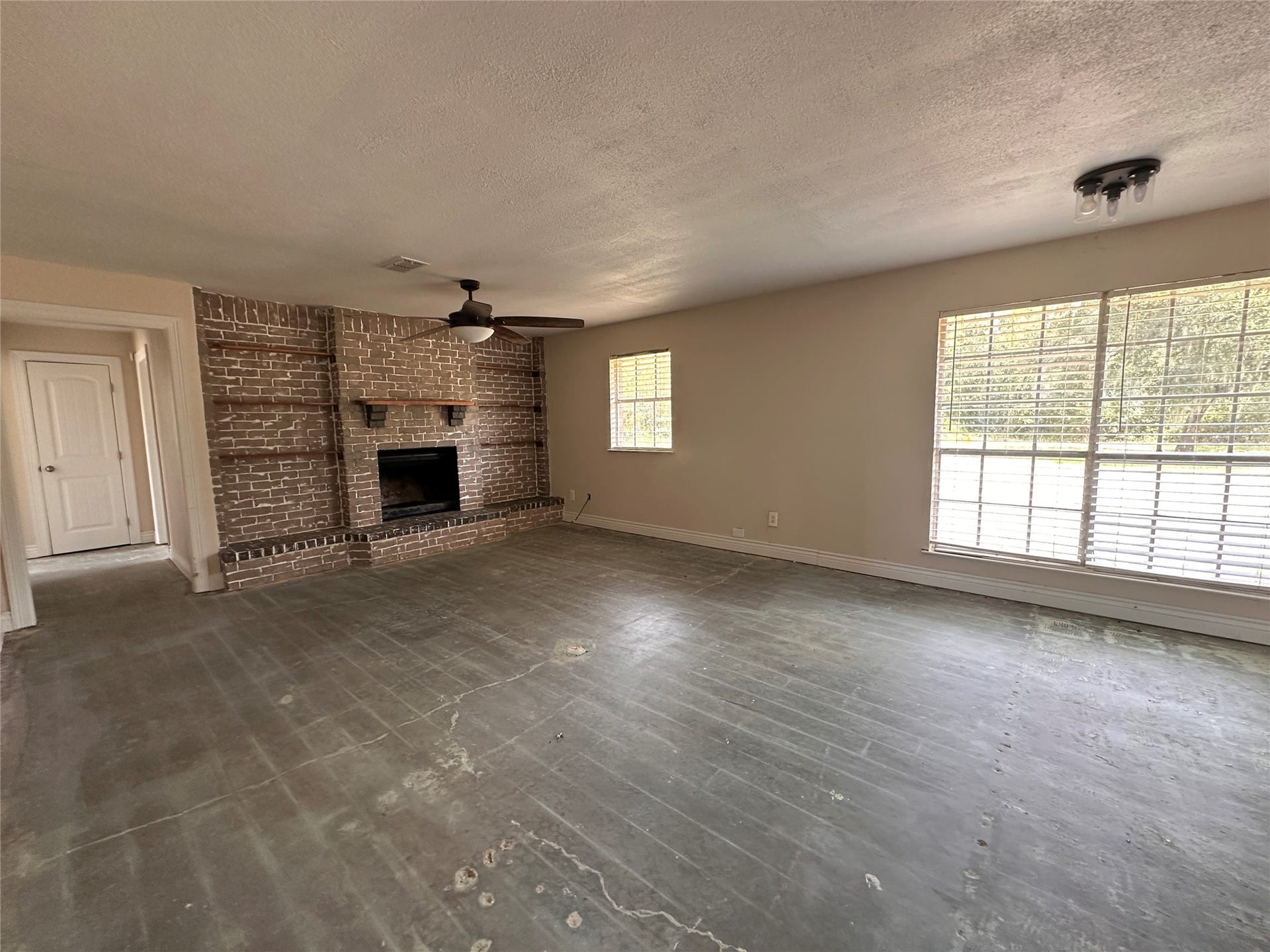 10 Forrest Lane, Angleton, TX 77515 10 Forrest Lane, Angleton, TX 77515