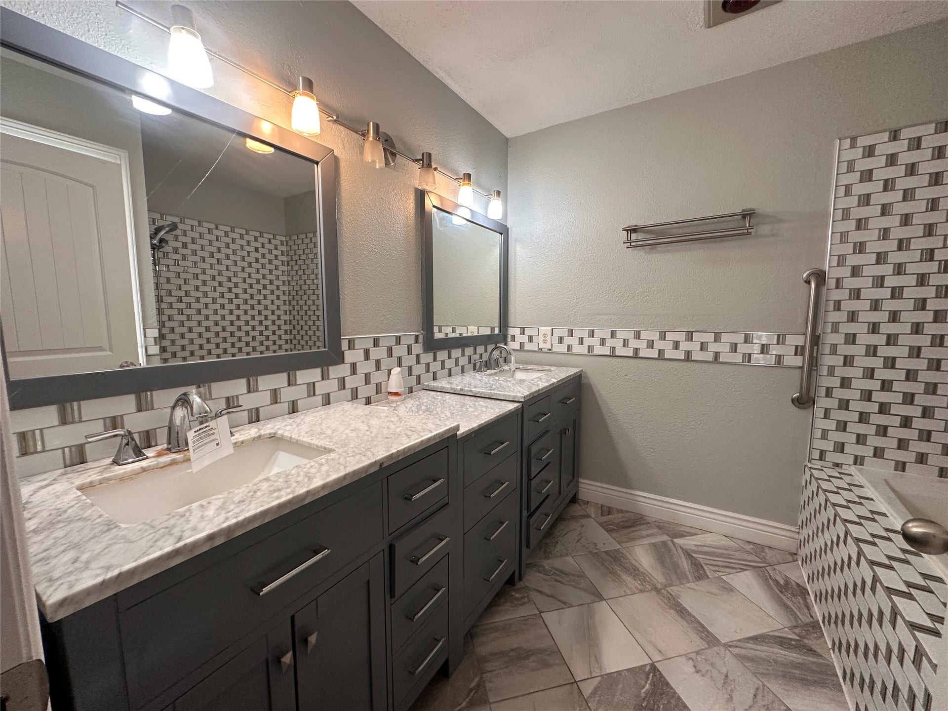 10 Forrest Lane, Angleton, TX 77515 10 Forrest Lane, Angleton, TX 77515
