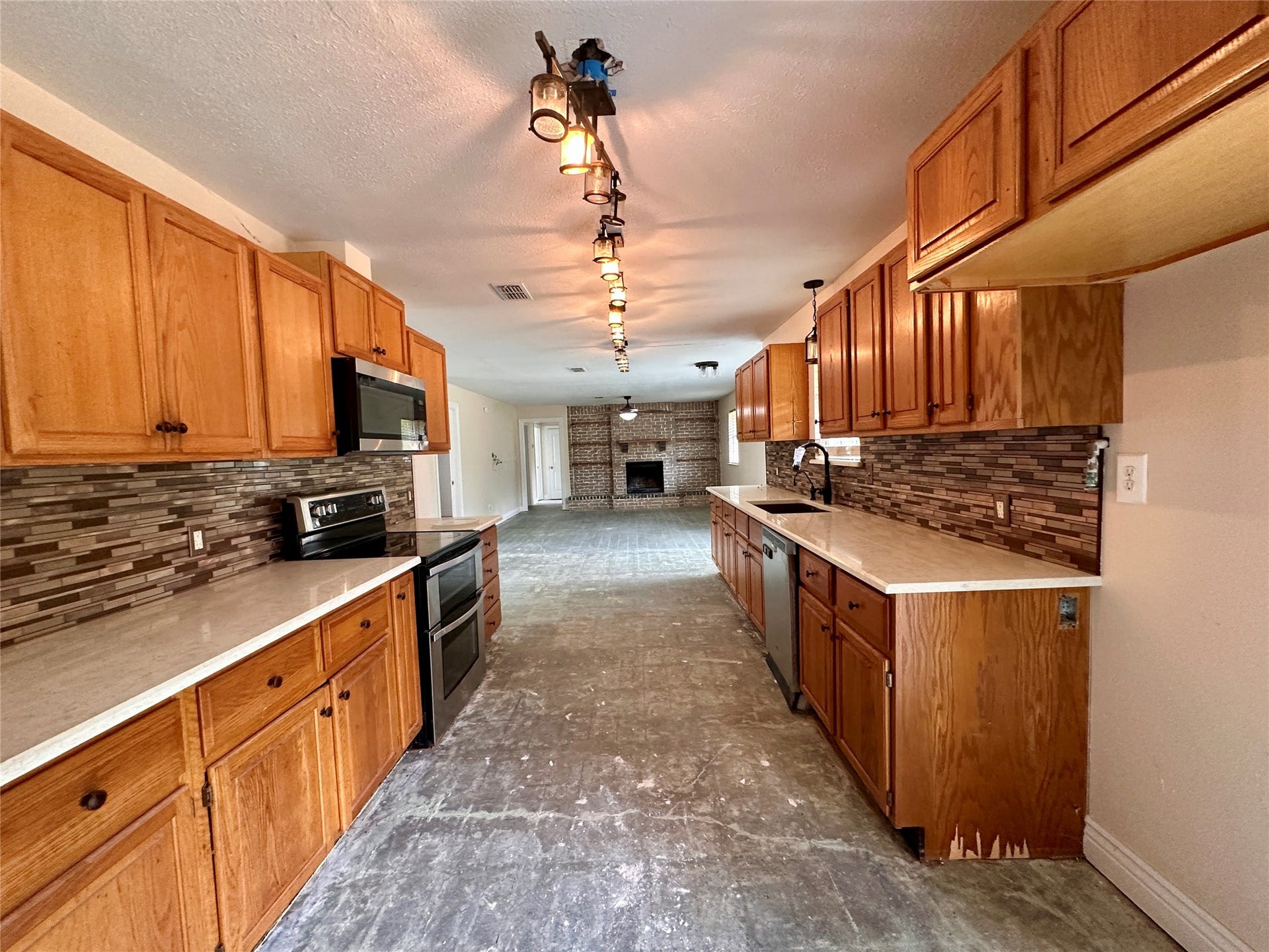 10 Forrest Lane, Angleton, TX 77515 10 Forrest Lane, Angleton, TX 77515