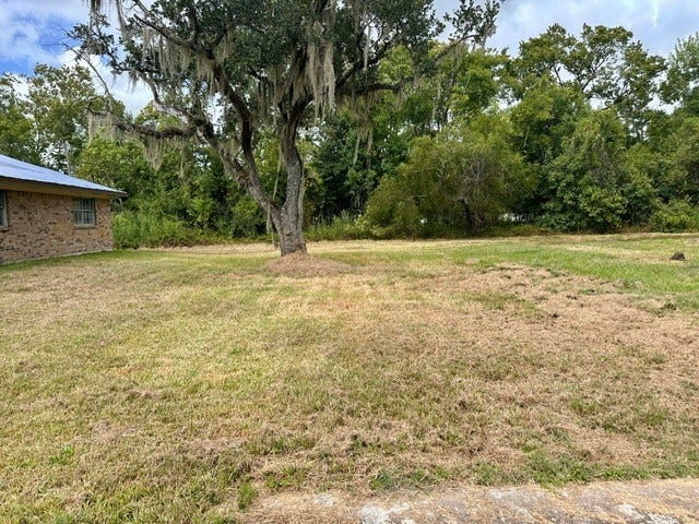 10 Forrest Lane, Angleton, TX 77515 10 Forrest Lane, Angleton, TX 77515