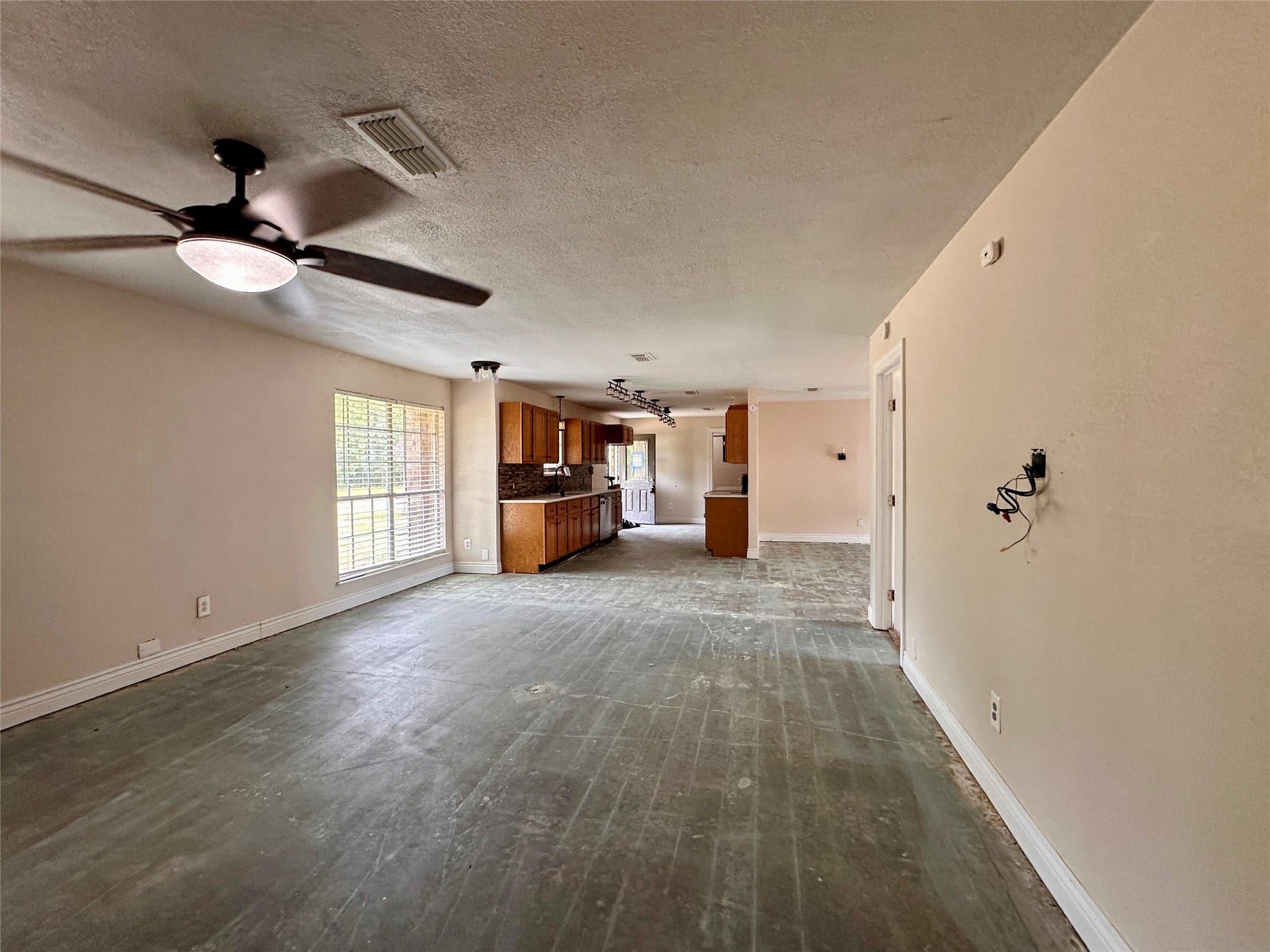 10 Forrest Lane, Angleton, TX 77515 10 Forrest Lane, Angleton, TX 77515