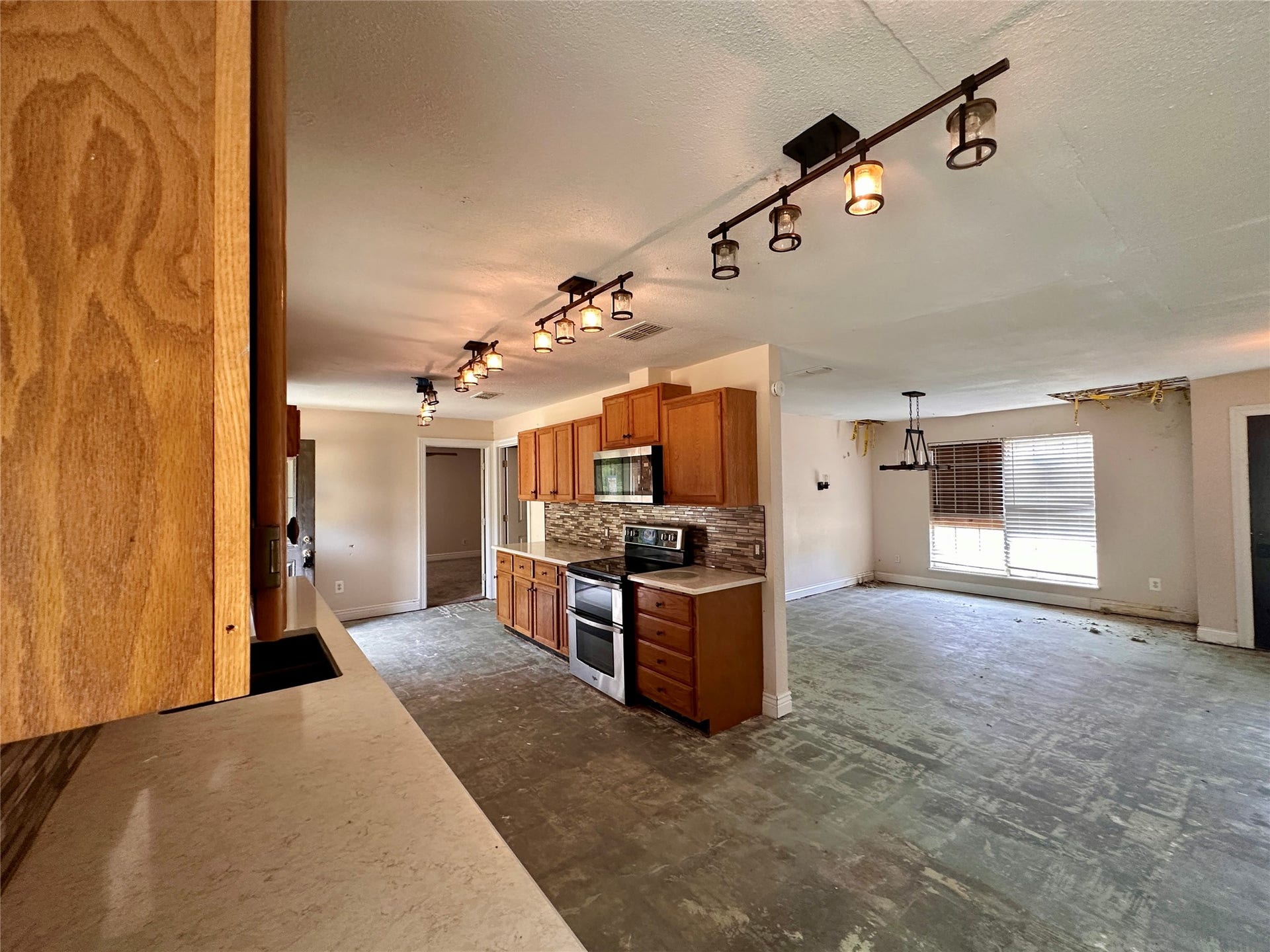 10 Forrest Lane, Angleton, TX 77515 10 Forrest Lane, Angleton, TX 77515