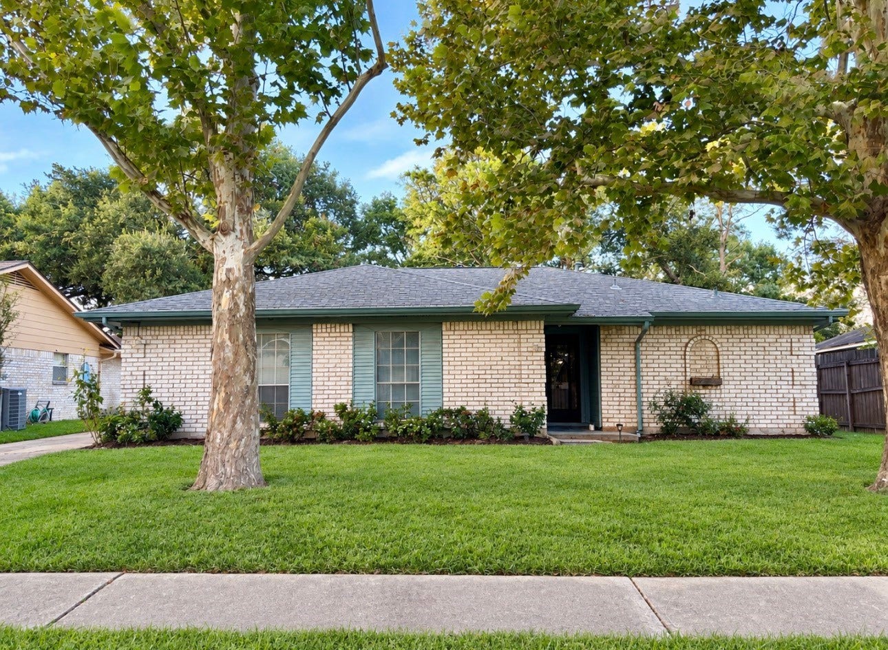 1326 Barrowgate Drive, Sugar Land, TX 77498 Front of home