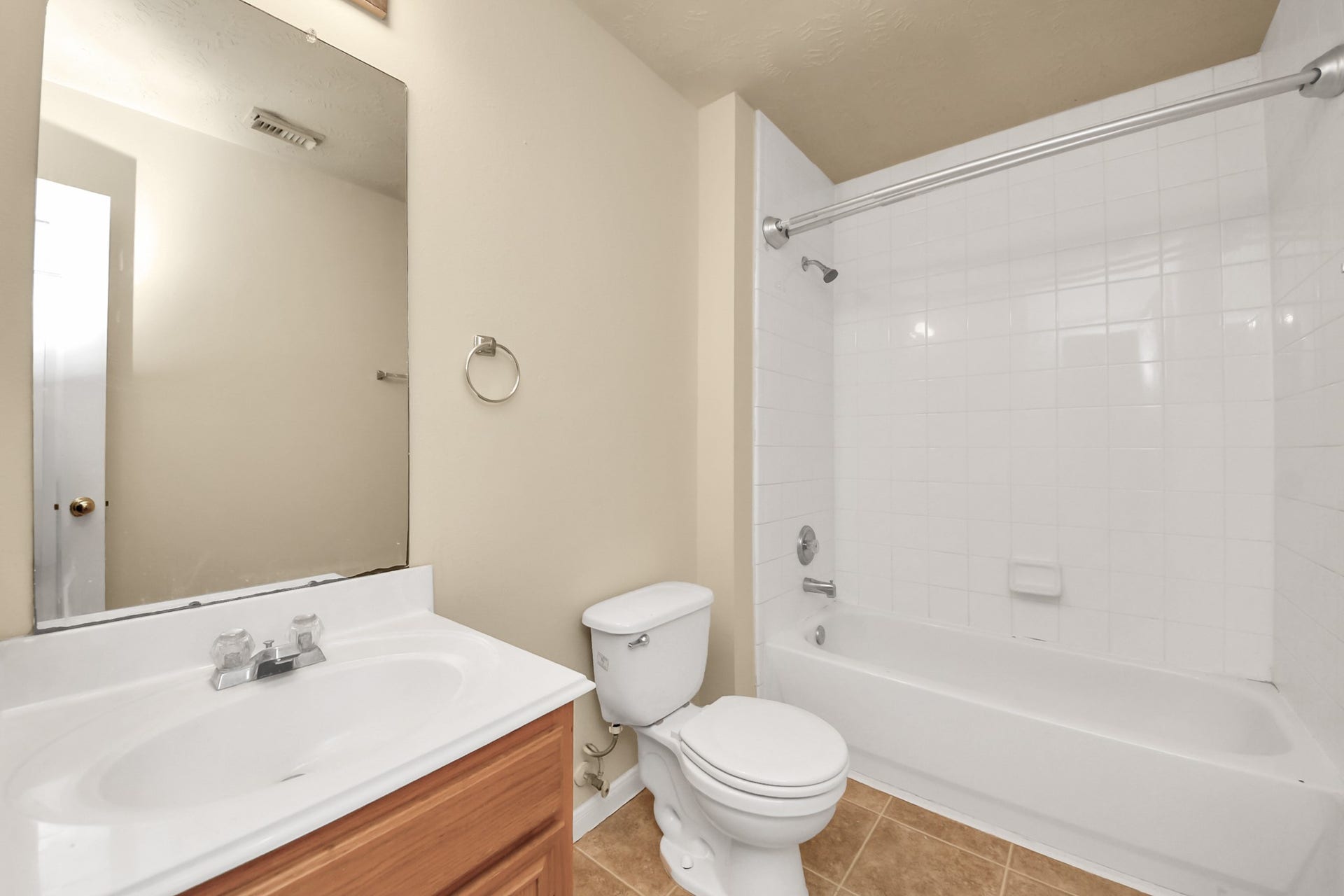 Full bathroom for the secondary bedrooms located upstairs.