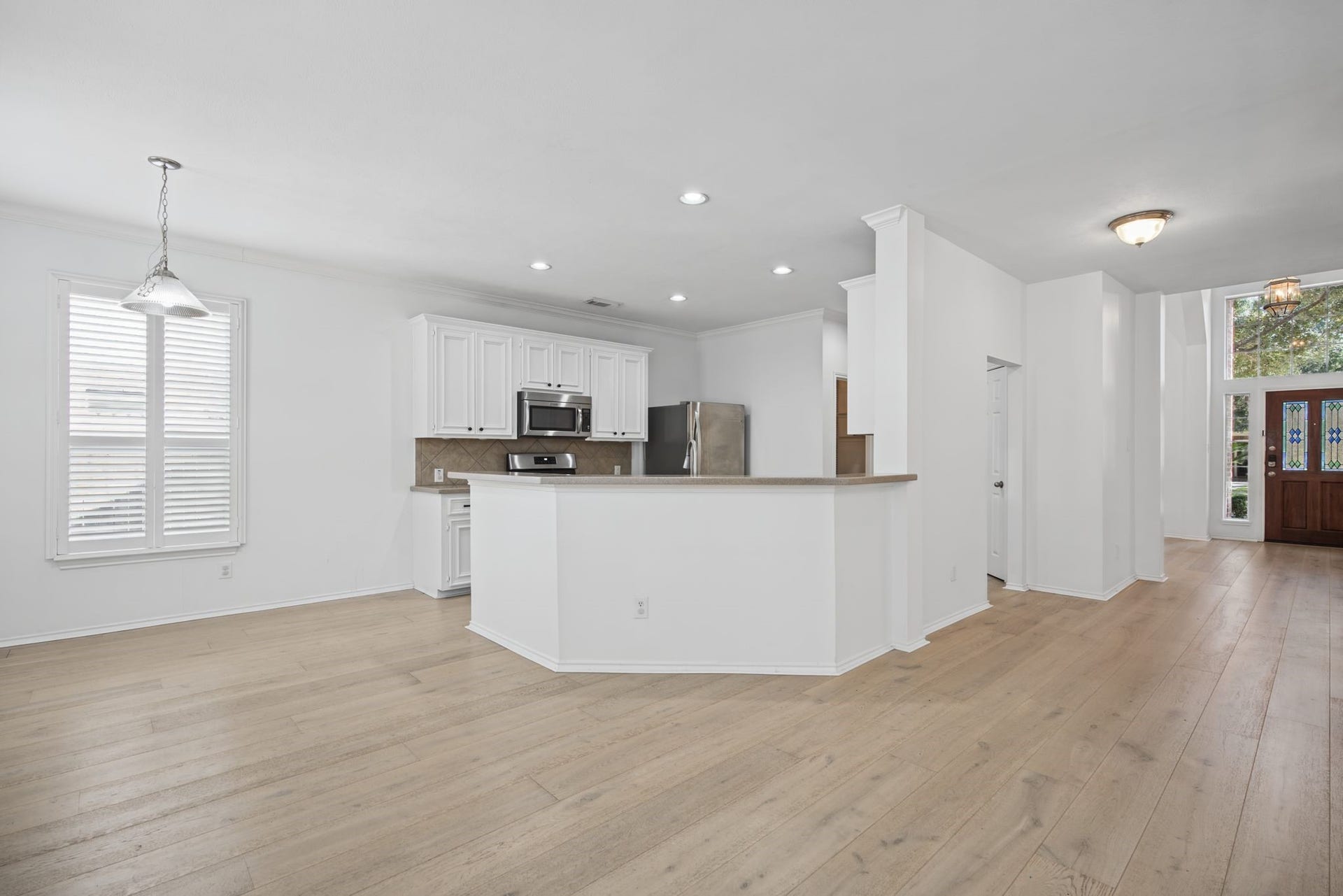 Beside the kitchen, a bright breakfast area offers a comfortable setting for everyday dining beneath a pendant light.