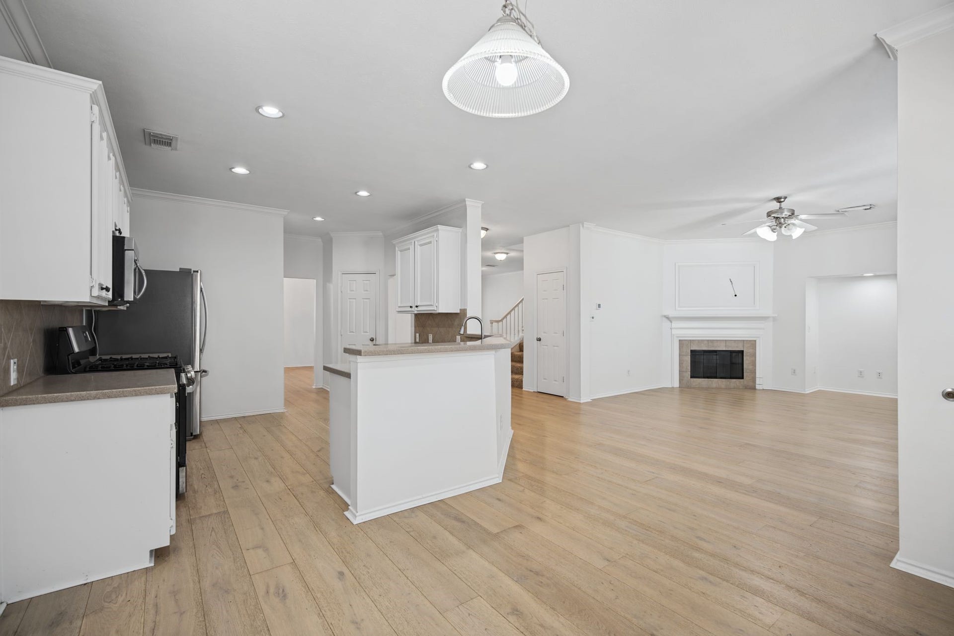 From the kitchen, the raised counter frames the adjoining living room, keeping the spaces comfortably connected.