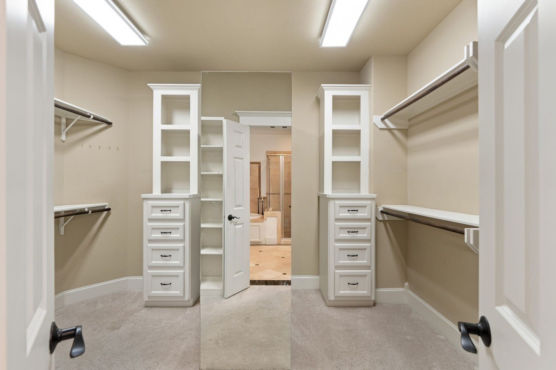 1518 Alexander Street, Houston, TX 77008 Spacious primary walk-in closet