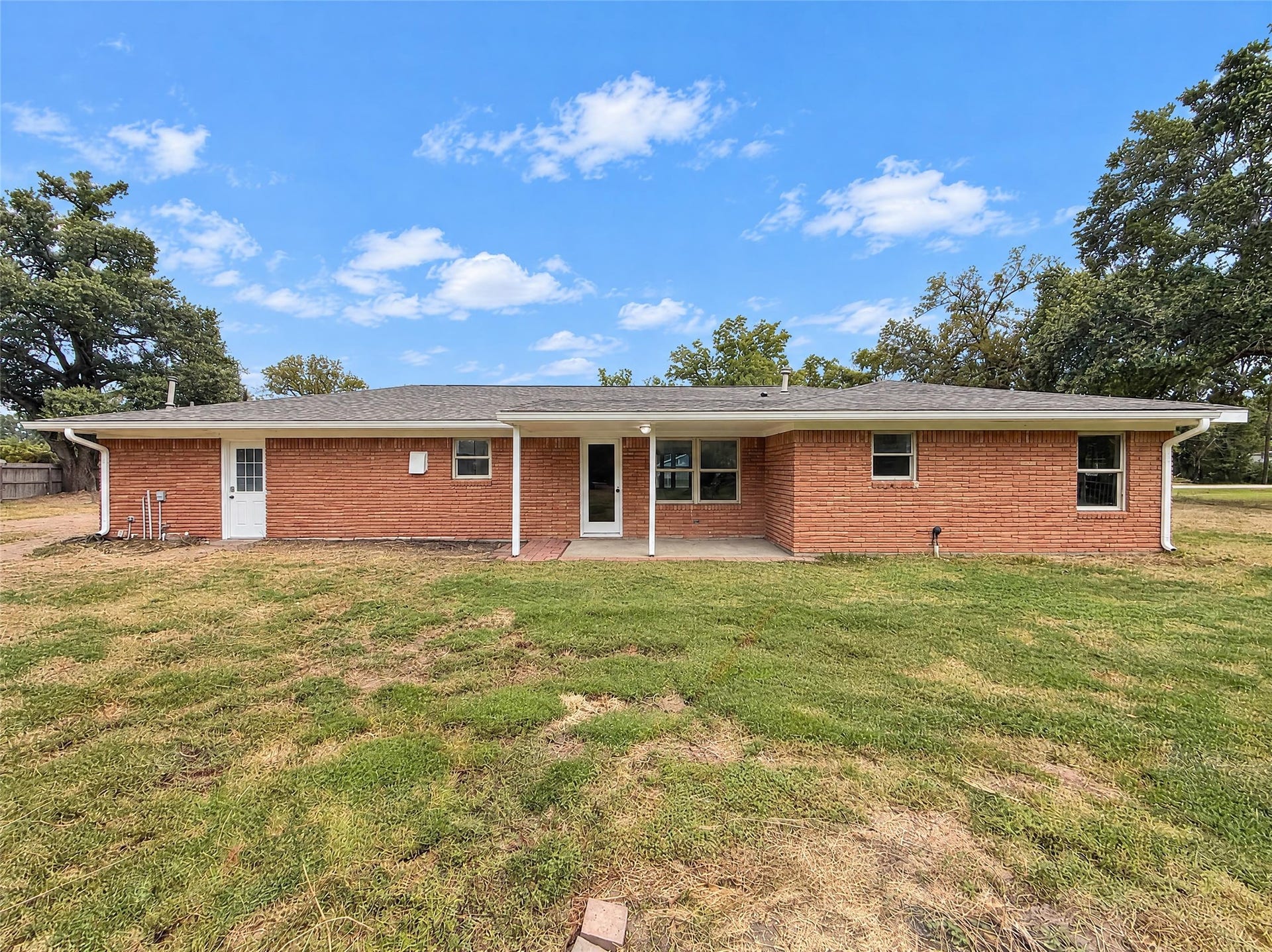 122 E Houston Street, Fresno, TX 77545