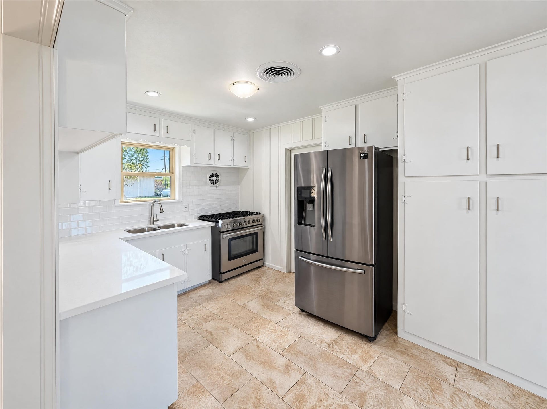 122 E Houston Street, Fresno, TX 77545