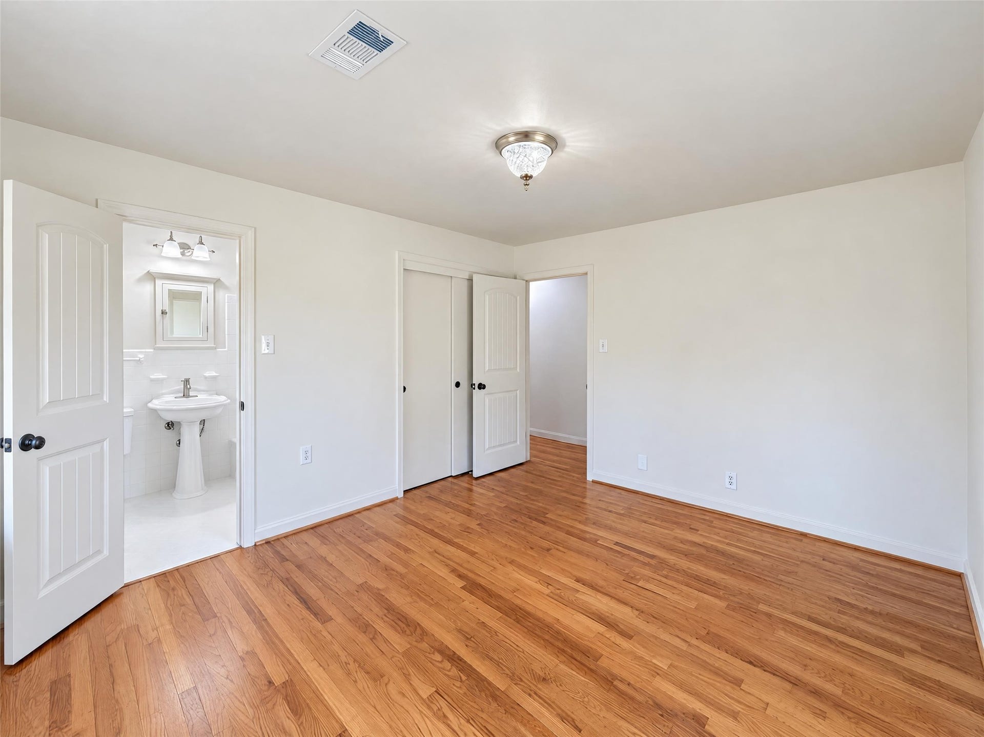122 E Houston Street, Fresno, TX 77545