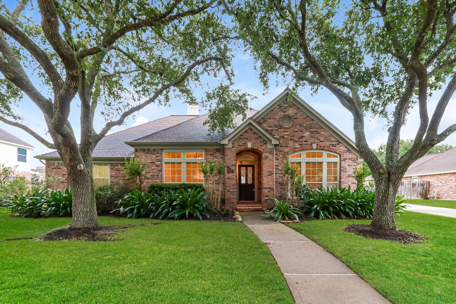 Property photo for 405 Meadow Bend Drive, Friendswood, TX