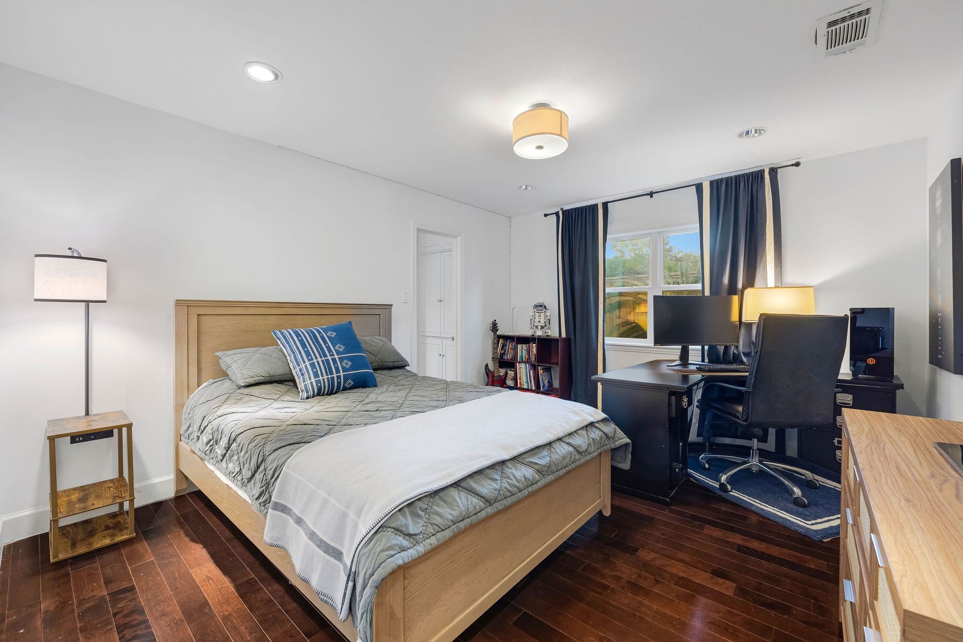 323 Vanderpool Lane, Houston, TX 77024 323 Vanderpool Lane, Houston, TX 77024