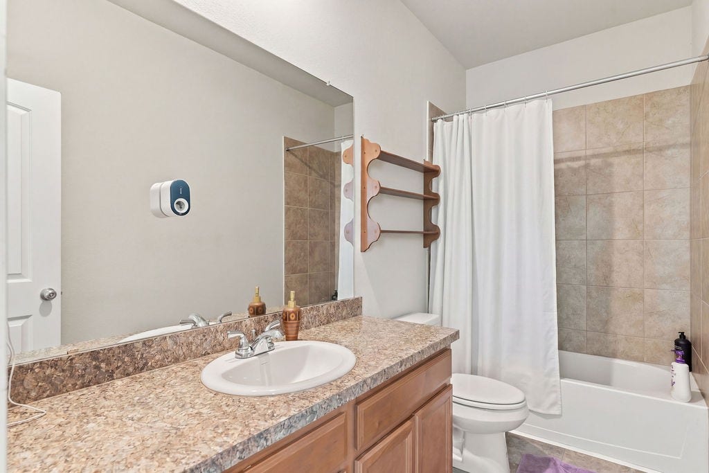 6623 Blimp Base Blvd, Hitchcock, TX 77563 Upstairs full bath tub/shower.