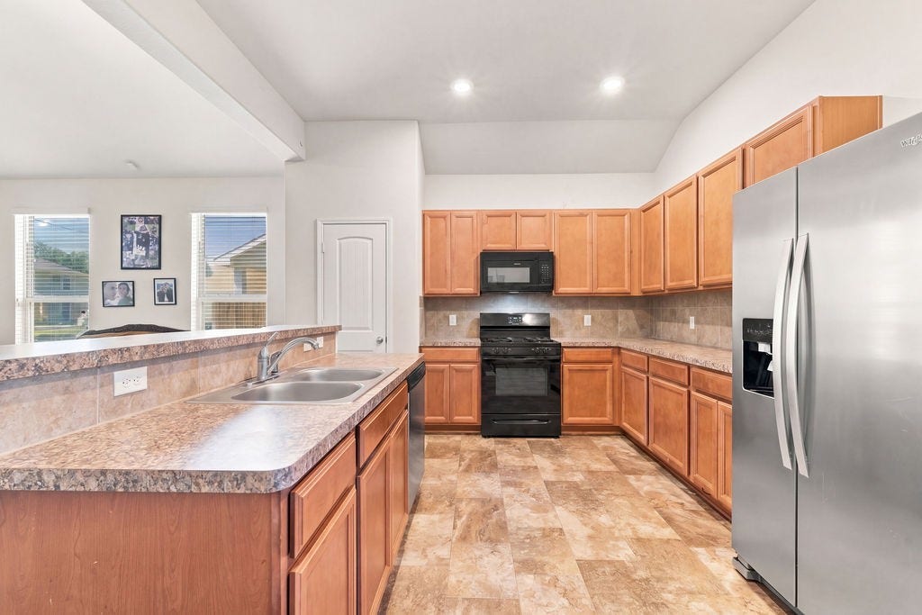 6623 Blimp Base Blvd, Hitchcock, TX 77563 Open concept kitchen area with plenty of cabinet space.