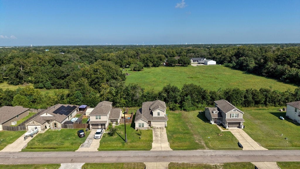 6623 Blimp Base Blvd, Hitchcock, TX 77563 Great front look of the property on Blimp Base.