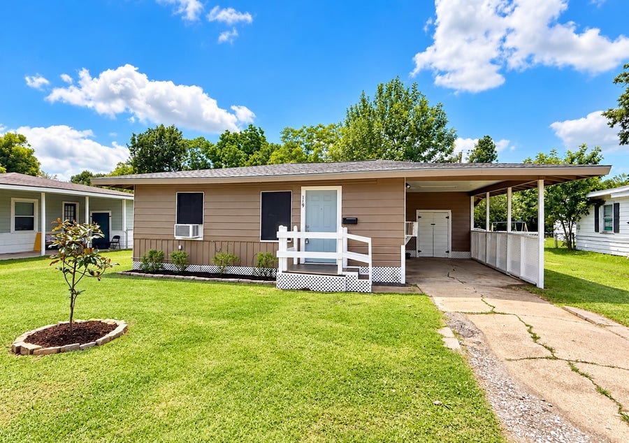 Property photo for 119 Oak Drive, Lake Jackson, TX