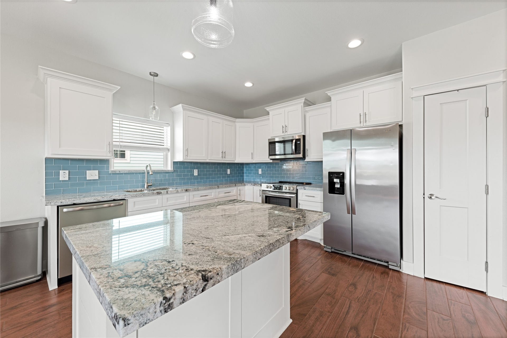 21325 Gulf Drive, Galveston, TX 77554 Granite countertops & stainless appliances