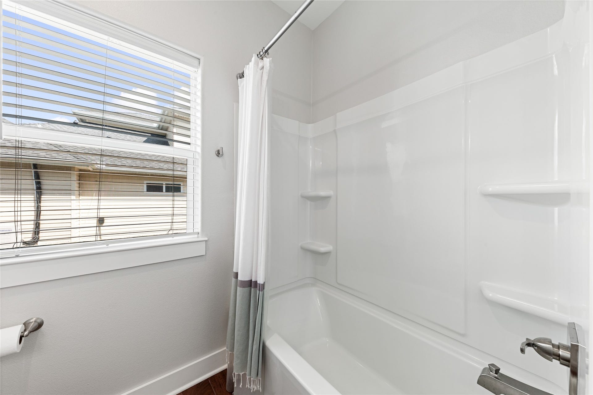 21325 Gulf Drive, Galveston, TX 77554 2nd Bathroom Shower/Tub
