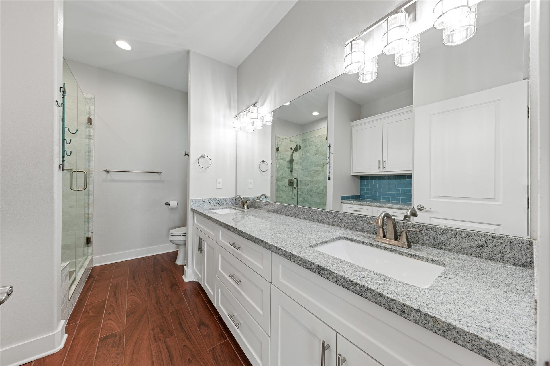 21325 Gulf Drive, Galveston, TX 77554 Dual vanity