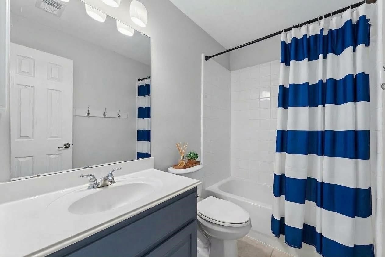 7806 Silent Forest Drive, Sugar Land, TX 77479 Full bathroom on second floor.