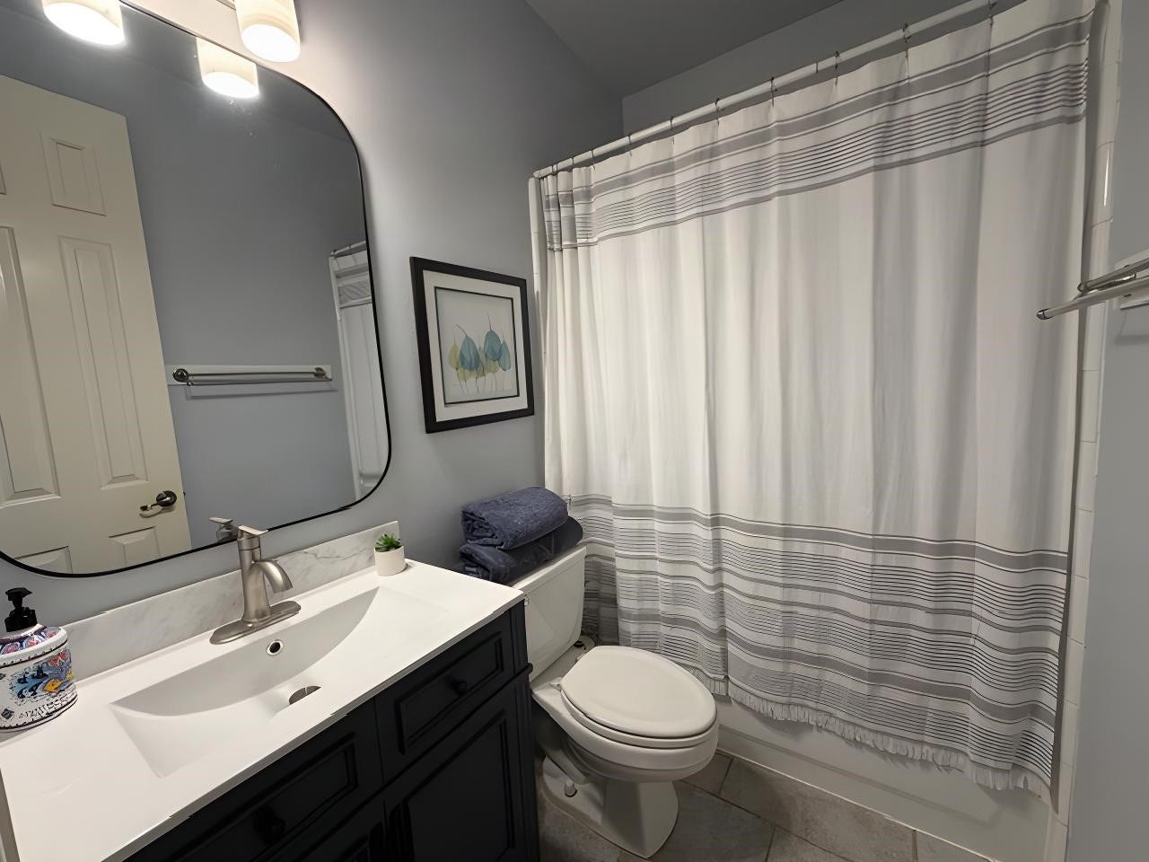 7806 Silent Forest Drive, Sugar Land, TX 77479 Beautiful full bathroom on 1st floor.