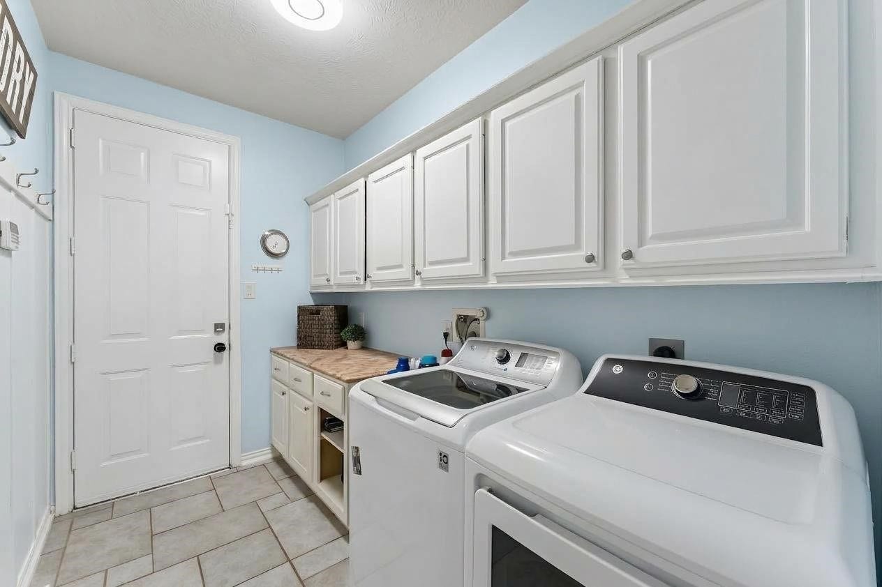 7806 Silent Forest Drive, Sugar Land, TX 77479 Laundry room with built-ins.