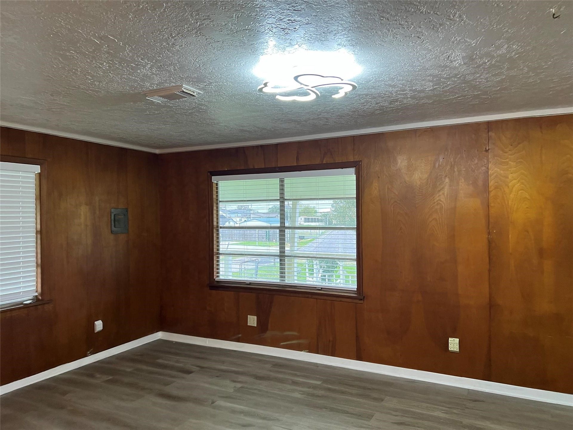 215 13th Street, San Leon, TX 77539 215 13th Street, San Leon, TX 77539