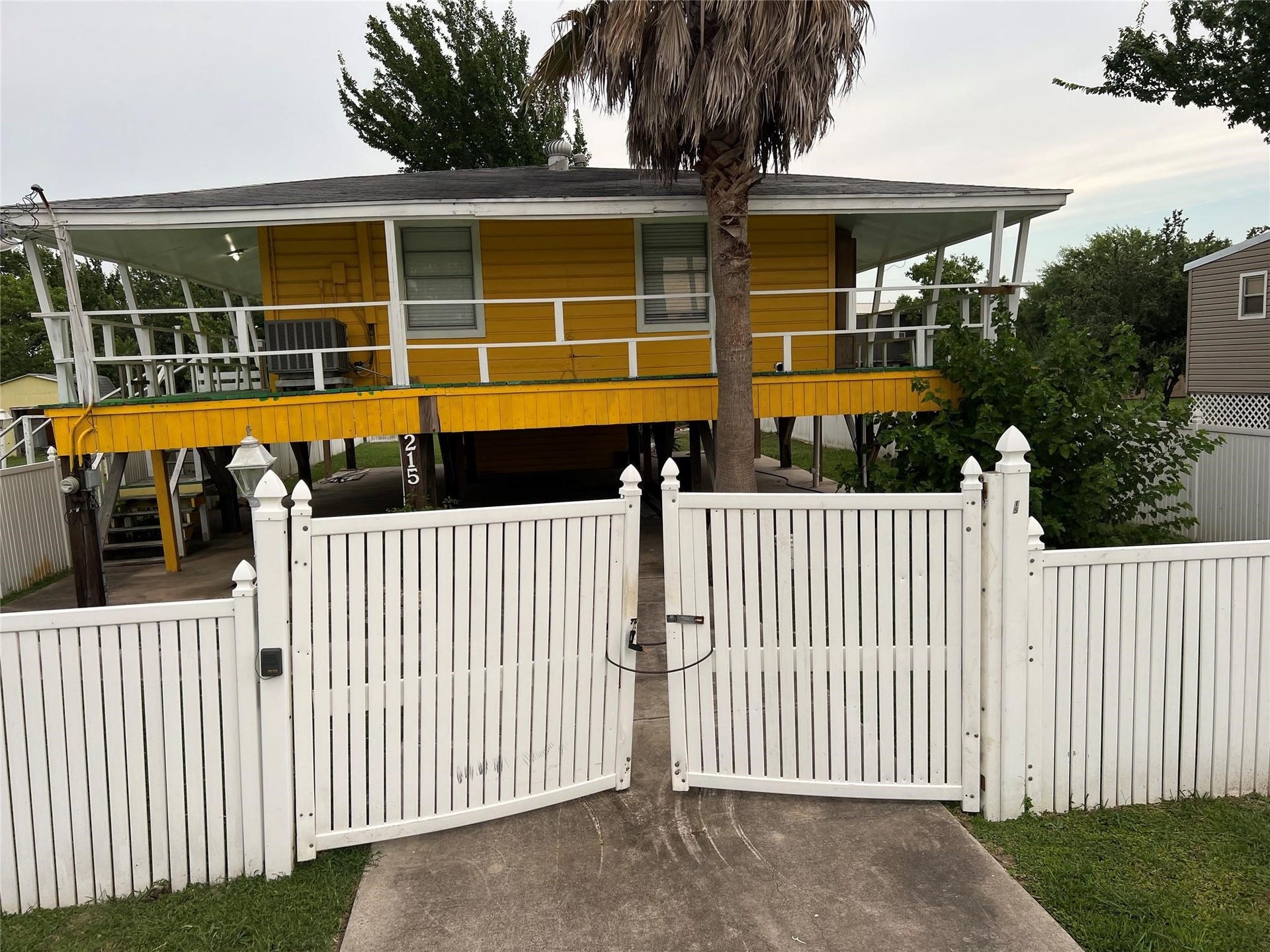 215 13th Street, San Leon, TX 77539 215 13th Street, San Leon, TX 77539