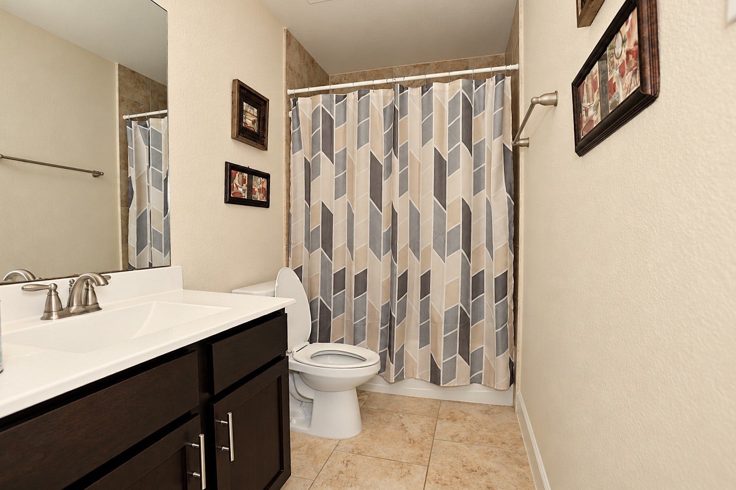 218 Bentwater Lane, Clute, TX 77531 Upstairs Bathroom