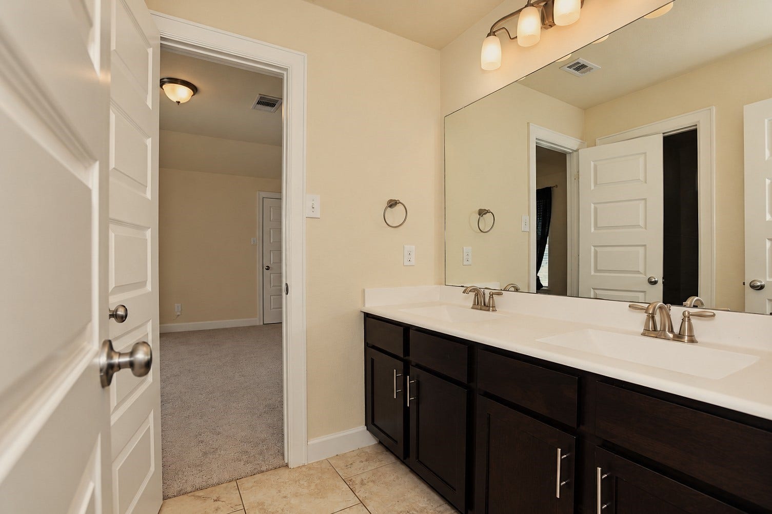 218 Bentwater Lane, Clute, TX 77531 Upstaqirs Jack & Jill Bathroom