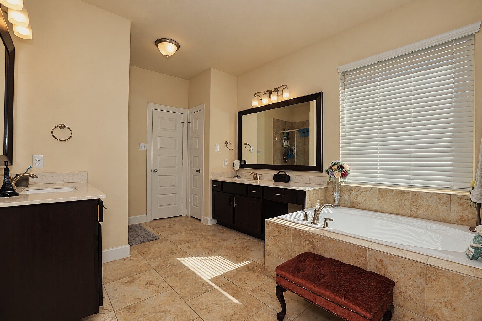 218 Bentwater Lane, Clute, TX 77531 Primary Bathroom
