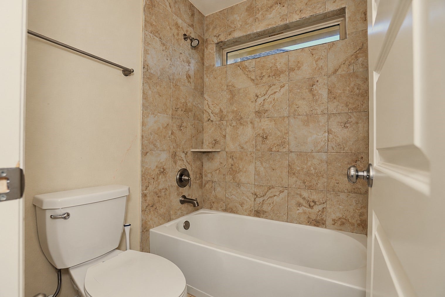 218 Bentwater Lane, Clute, TX 77531 Upstairs Jack & Jill Shower Tub