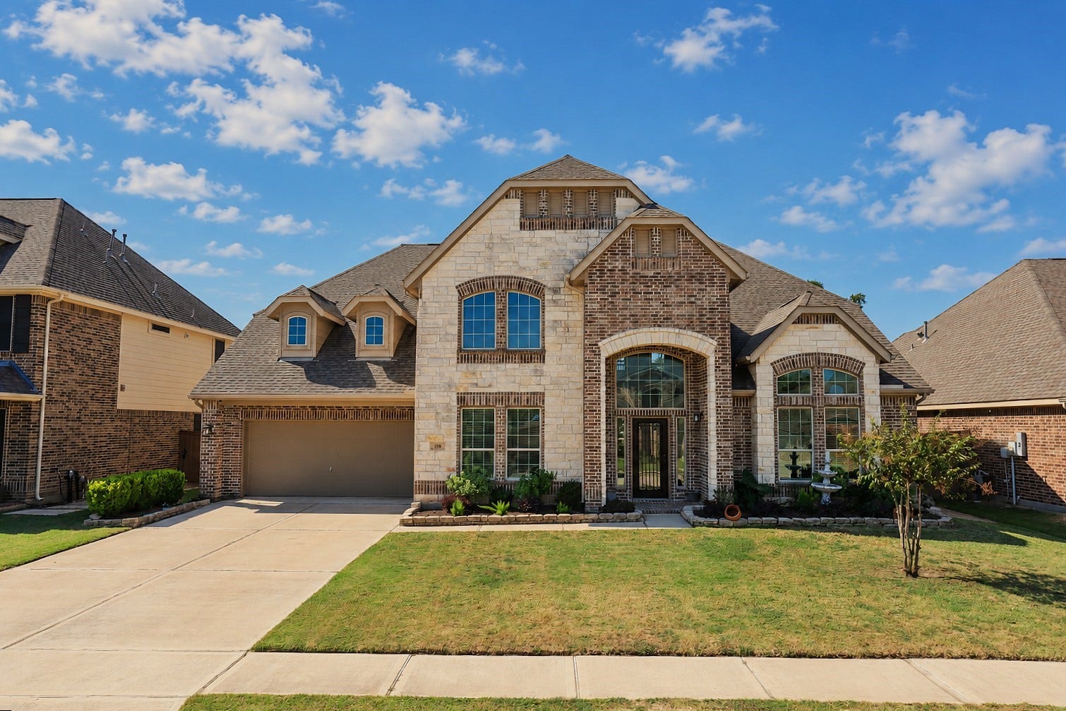 218 Bentwater Lane, Clute, TX 77531 Front